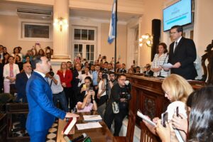 Valdés juró como Senador y dijo que impulsará iniciativas productivas e industriales