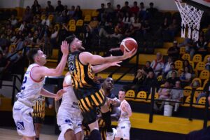 Por la LNB, “Comu” mostró solidez y se quedó con la primera victoria en casa