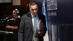 Terminarán los viajes de funcionarios en primera clase, para limitar los viáticos