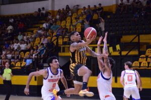 “Comu” volvió a hacerse fuerte en casa, por la Liga Argentina de Básquet