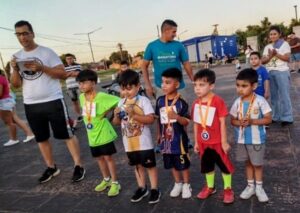 Gran convocatoria de niños en la Carrera Infantil de Reyes