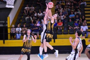 “Comu” resistió la reacción de Estudiantes y se quedó con un triunfo clave