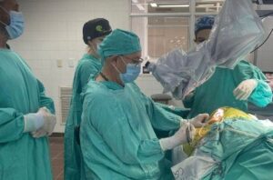 En el Hospital Juan Pablo II colocaron tres implantes cocleares