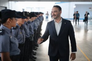 Valdés encabezó la entrega de armamento a nuevos oficiales de seguridad