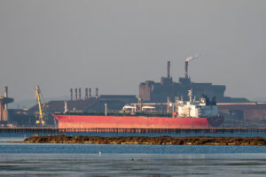 Petróleo sube y bajan bolsas, en plena escalada de tensión por ultimátum de Trump