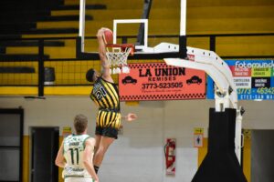 “Comu” reaccionó a tiempo y habrá cuarto juego con Barrio Parque