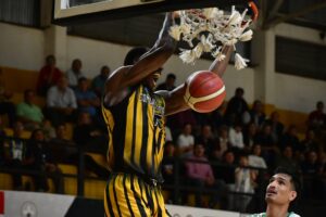 “Comu” se quedó con un triunfo trabajado ante Parque y forzó un quinto partido