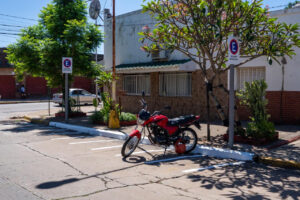Nuevo estacionamiento exclusivo para motos en Mercedes Franco y Belgrano