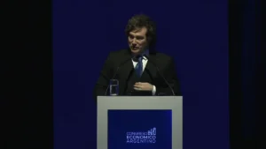 Milei volvió a criticar al periodismo, empresarios y la justicia social