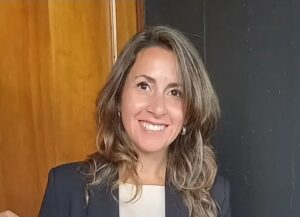 “Me preocupa un adolescente con el celular, pero más un padre scrolleando sin mirar a su hijo”