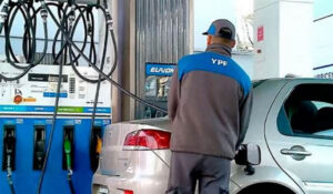 YPF anunció que mantendrá estable el precio de la nafta por 45 días