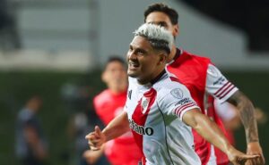 Salas le dio el triunfo agónico a River ante Carabobo tras la expulsión de Beltrán