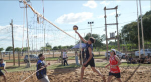 El Municipio de Libres inició las clases de beach vóley a la Costanera