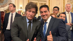 Adrián Ravier dejó su banca en Diputados y asumirá mañana como vocero presidencial