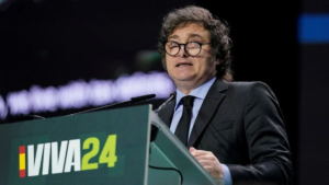 Milei respaldó a Adorni, pero advirtió que si resulta culpable “lo eyecto de una patada”