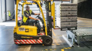 La actividad económica cayó 1,5% en abril, pero mejoró frente al mismo mes de 2026