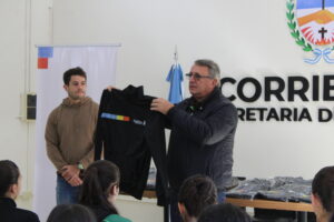 El Gobierno entregó indumentaria deportiva a las selecciones Sub16 de vóley