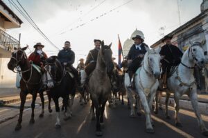 El gobernador Valdés peregrina junto al pueblo sanluiseño hacia la Virgen de Itatí