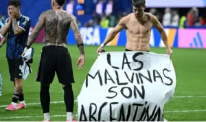 La historia de la bandera de Malvinas que terminó en manos de los jugadores argentinos