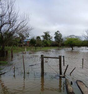 El operativo preventivo continúa en Libres, aun cuando baja el río Uruguay