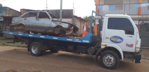Controles viales y retiro de un vehículo abandonado durante operativos de tránsito