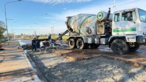Avanza el bacheo con la colocación de asfalto sobre avenida Arturo Frondizi