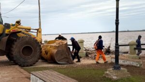 Con el descenso del río Uruguay, comenzó en Libres la limpieza de la Costanera