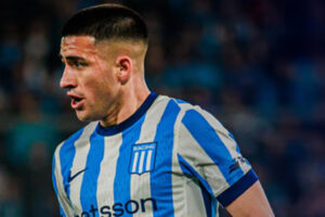 Racing perdió con Argentinos, jugando con un hombre menos la mayor parte del partido