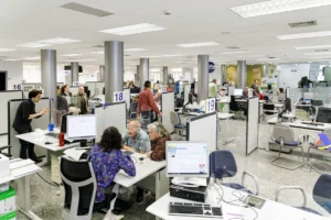 Radiografía de la “motosierra” en el Estado muestra más de 72.000 empleos recortados