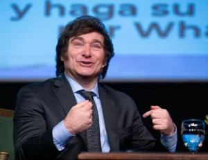 Milei llevará a 12 gobernadores a París para mostrar apoyo político