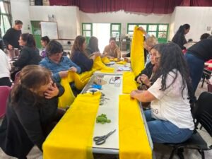 El Municipio capacita en confección de plumas y accesorios para el carnaval