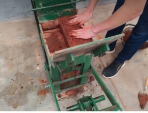 Alumnos de la Escuela Técnica “General Madariaga” fabrican ladrillos ecológicos