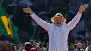 Flávio Bolsonaro pierde ventaja frente a Lula a una semana del balotaje en Brasil
