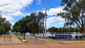 El Uruguay bajó a 9,18 metros y el Municipio libreño asiste a 6 familias evacuadas