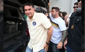 Flávio Bolsonaro huyó a Estados Unidos, donde pidió asilo a Donald Trump
